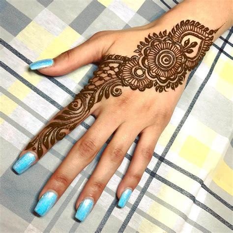 5_Simple Mehndi Designs for Left Hand Palm by Henna Artists