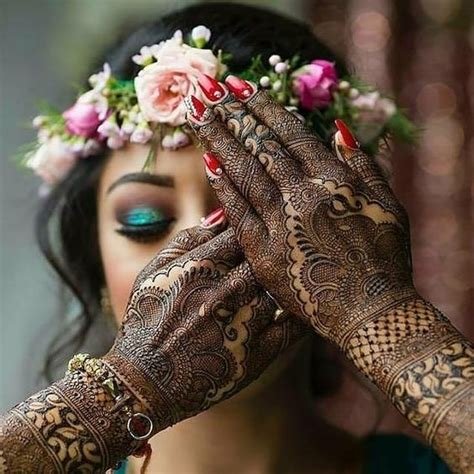 1_Pictures Which You Can Pose For At Your Mehndi Function