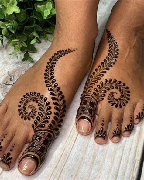 11_15 Beautiful and Easy Mehndi Designs for Leg