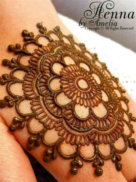 8_Gol Tikki Mehndi With 3 Leaves InBetween  K4 Fashion