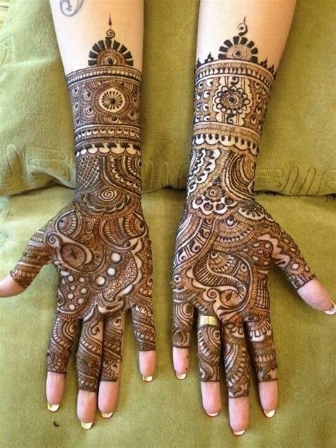 13_8 Front Side Mehndi Design Ideas That Will Give Your Bridal Lehenga