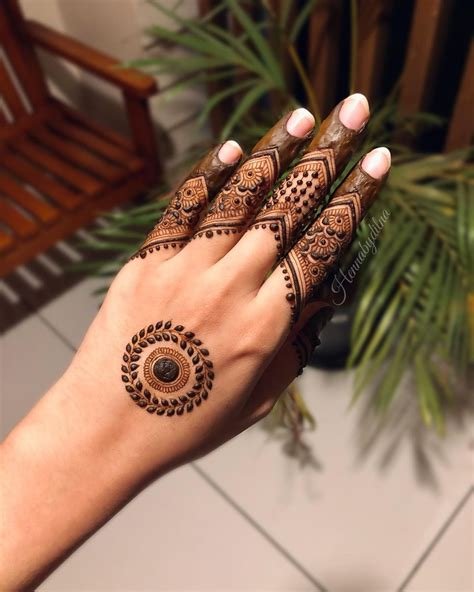 14_Circle Mehndi Design Top 25 Easy Round Mehndi Designs 2023