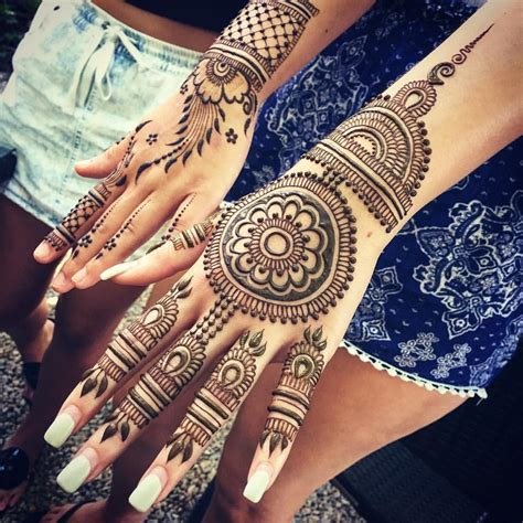 10_20 Simple Circle Mehndi Designs That We Are In Awe Of