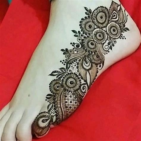 1_Simple Leg Mehndi Designs for the BrideToBe That Are in Vogue Right Now