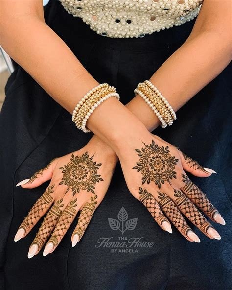 11_Hands Mehndi Phool Designs