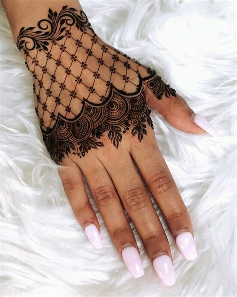 2_Short Mehndi Design Ideas That Will Make You the Star of the Show