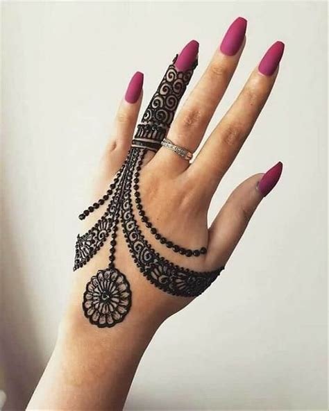8_Short Mehndi Design Ideas That Will Make You the Star of the Show