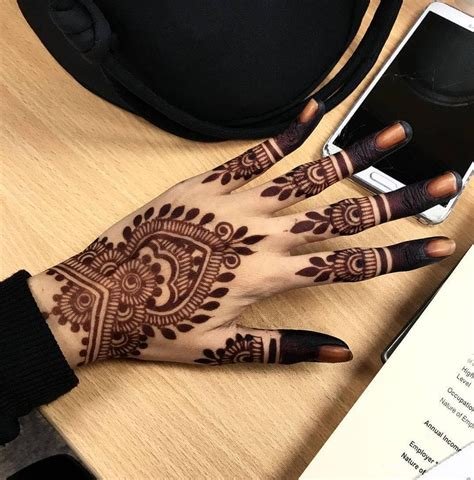 7_30 Short Mehndi Designs for the Bride Who Loves All Things Minimal