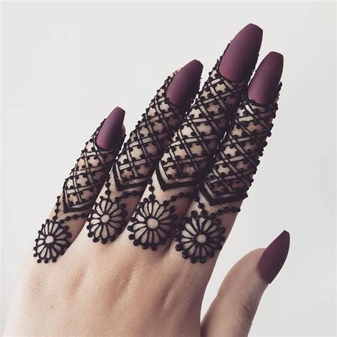 8_Short Mehndi Design Ideas That Will Make You the Star of the Show