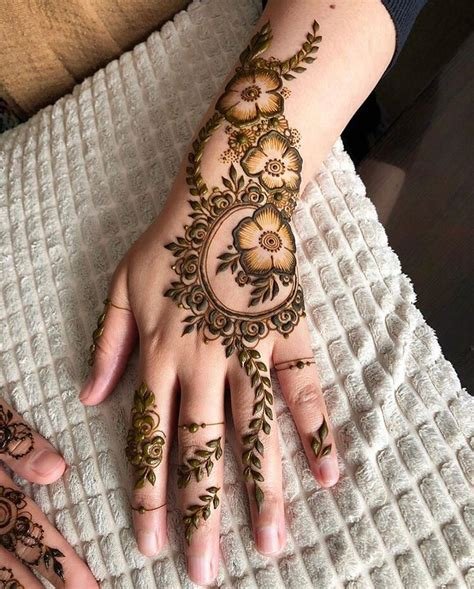 1_Stunning Mehendi Designs For The Sister Of The Bride  Bridesmaids