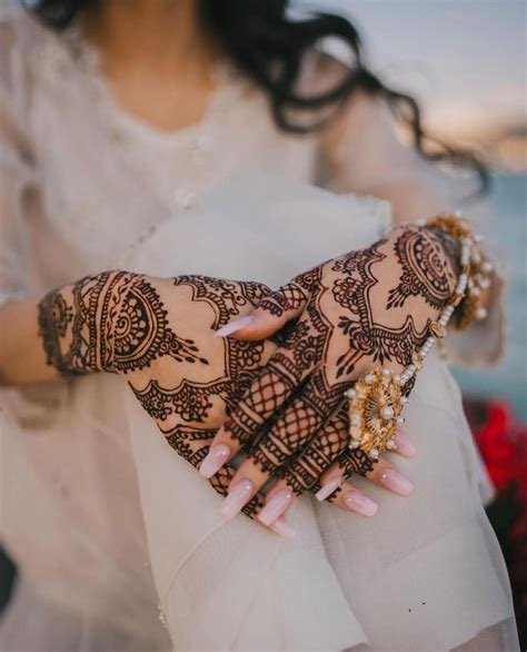 2_Stunning Mehendi Designs For The Sister Of The Bride  Bridesmaids