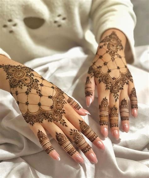 4_Stunning Mehendi Designs For The Sister Of The Bride  Bridesmaids