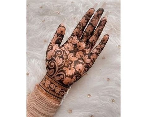 8_Stunning Mehendi Designs For The Sister Of The Bride  Bridesmaids