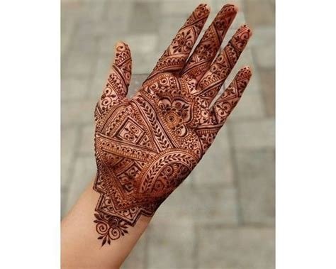 9_Stunning Mehendi Designs For The Sister Of The Bride  Bridesmaids