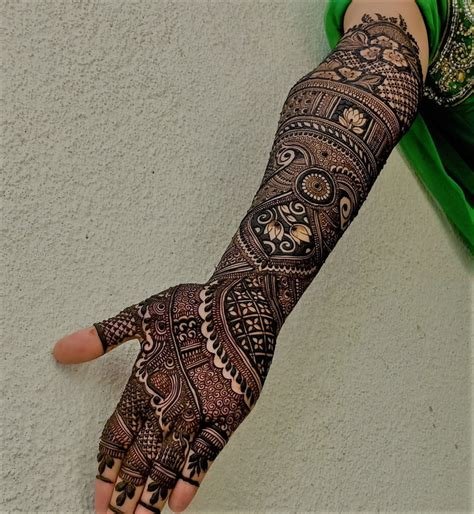 2_8 Front Side Mehndi Design Ideas That Will Give Your Bridal Lehenga