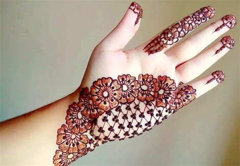 14_10 Gorgeous Mehndi Designs Simple and Stunning for Any Occasion