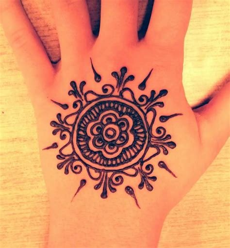 1_51 Easy  Simple Mehndi Designs for Kids