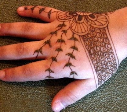 15_30 Easy And Simple Mehndi Designs For Kids  POPxo