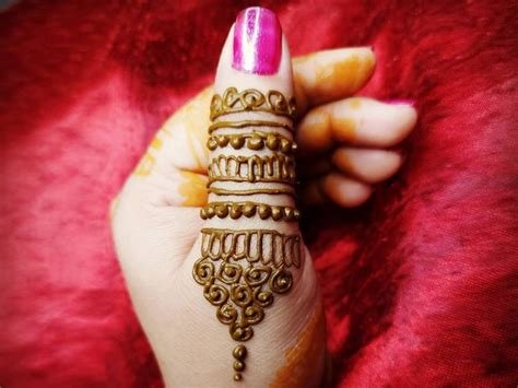 10_Easy Thumb Mehndi Designs for GirlsMahndidesigncom