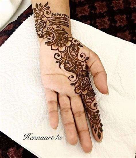 15_Simple Mehndi Designs for Left Hand Palm by Henna Artists