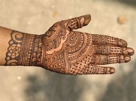 7_Simple Mehndi Designs for Left Hand Palm by Henna Artists