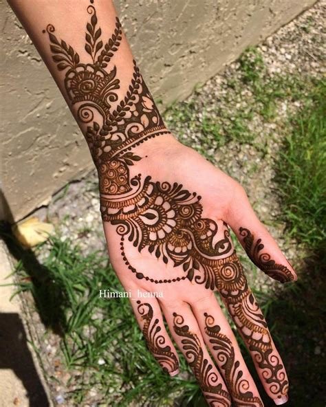 8_Simple Mehndi Designs for Left Hand Palm by Henna Artists