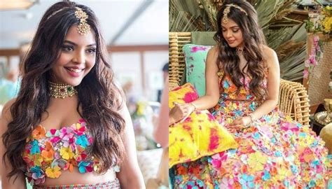 7_12 Mehndi Dresses and outfits For Bride Trending this Wedding Season