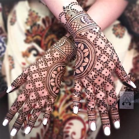 10_20 Striking One Side Mehndi Designs for BFFs of the Bride or Groom