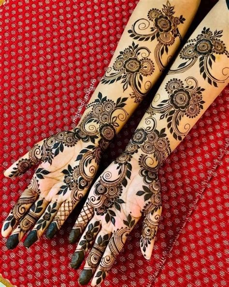 13_Simple Mehndi Designs for Left Hand Palm by Henna Artists