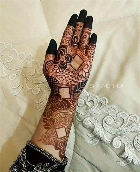 15_Simple Mehndi Designer Photo