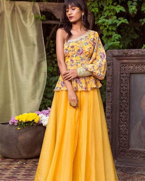 1_Steal The Show With These Gorgeous Mehndi Outfits For Bridesmaids