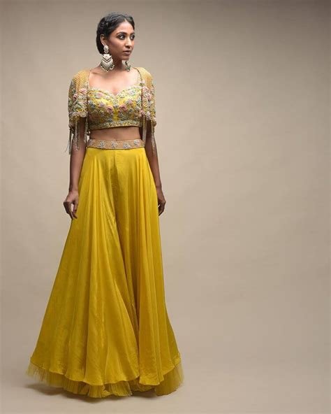 3_30 Trendy Bridal Mehndi Outfits Perfect For Flaunting