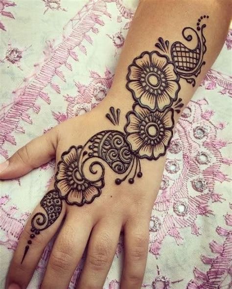 7_Photo of Arabic bel Mehendi design for the back of the hand
