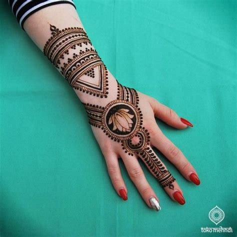 9_70 Gorgeous Back Hand Mehndi Designs That Stole Our Hearts  Pyaari