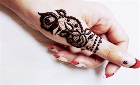 5_10 Unique Thumb Henna Tattoo Designs to Express Your Style