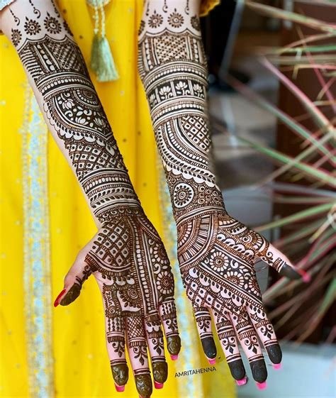 9_31 Dainty Engagement Mehndi Designs For Bride