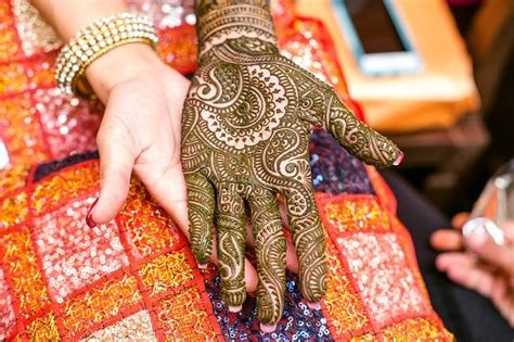 1_Neha Mehndi Art And Classes  Mehndi  Akota  Weddingwirein