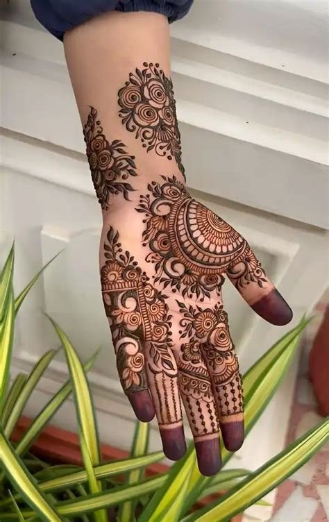 8_31 Unique And Beautiful Rose Mehndi Designs For DDay