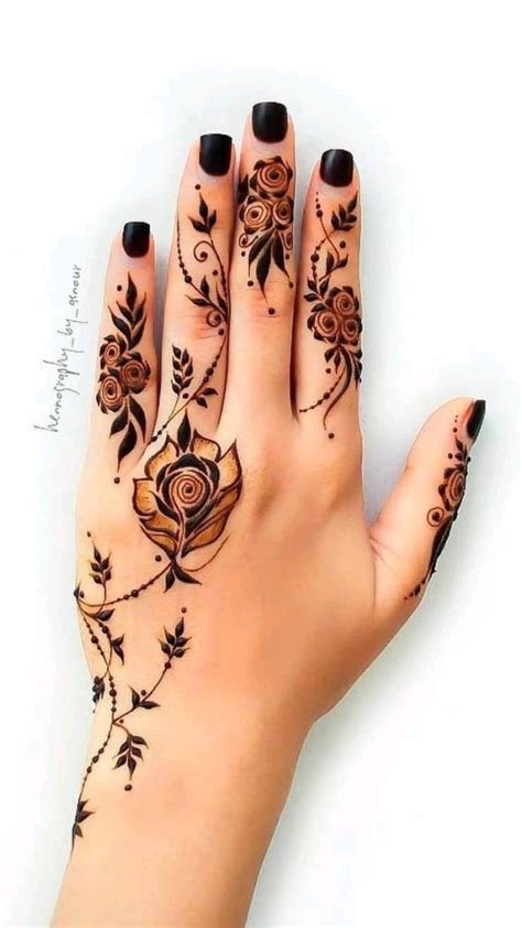 9_Photo of Arabic bel Mehendi design for the back of the hand