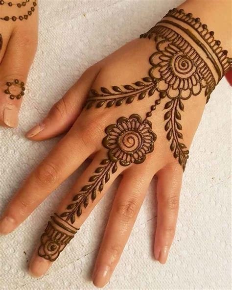 1_Unique Trendy Chain Mehndi designs  EntertainmentMesh