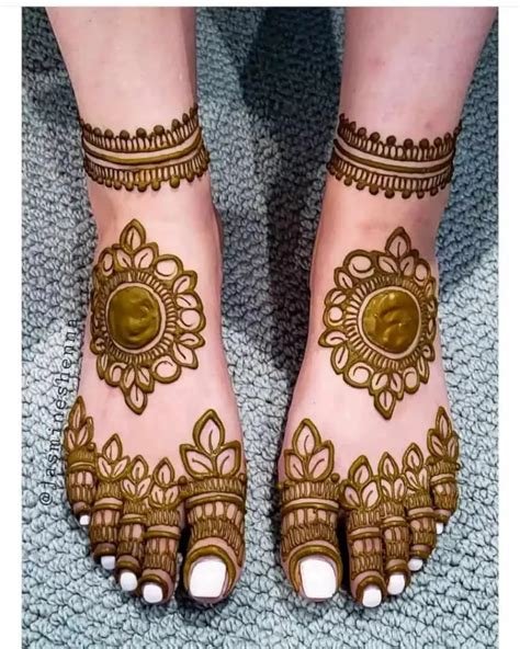 2_25 New Diwali Mehndi Designs Adorn Your Hands with Elegance