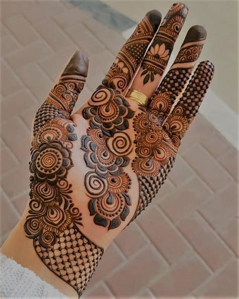 1_8 Front Side Mehndi Design Ideas That Will Give Your Bridal Lehenga