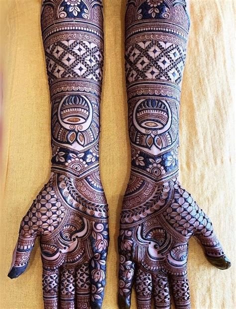 6_20 Striking One Side Mehndi Designs for BFFs of the Bride or Groom