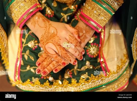 8_Omani Henna Designs for Hands Bridal Mehndi Facebook Pics
