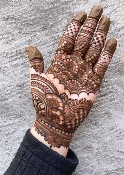 7_Simple Mehndi Designs for Left Hand Palm by Henna Artists