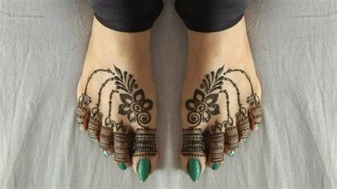 4_Simple Foot Mehndi Designs 2023 Images AKA Pero ki Mehndi