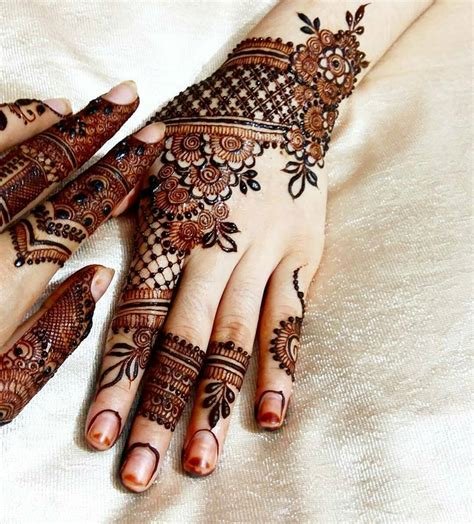9_50 Gorgeous Back Mehendi Designs That Are Perfect For All Girls Who