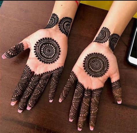 11_Innovative Circle Front Hand Bridal Mehndi Designs  Front Hand Bridal