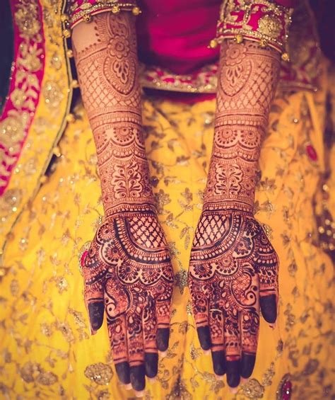 4_29 Remarkable Peacock Mehndi Designs for the Brides of Today