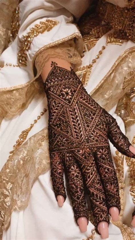 2_Pakistani Mehndi Designs That Will Make You Forget All Your Old Picks